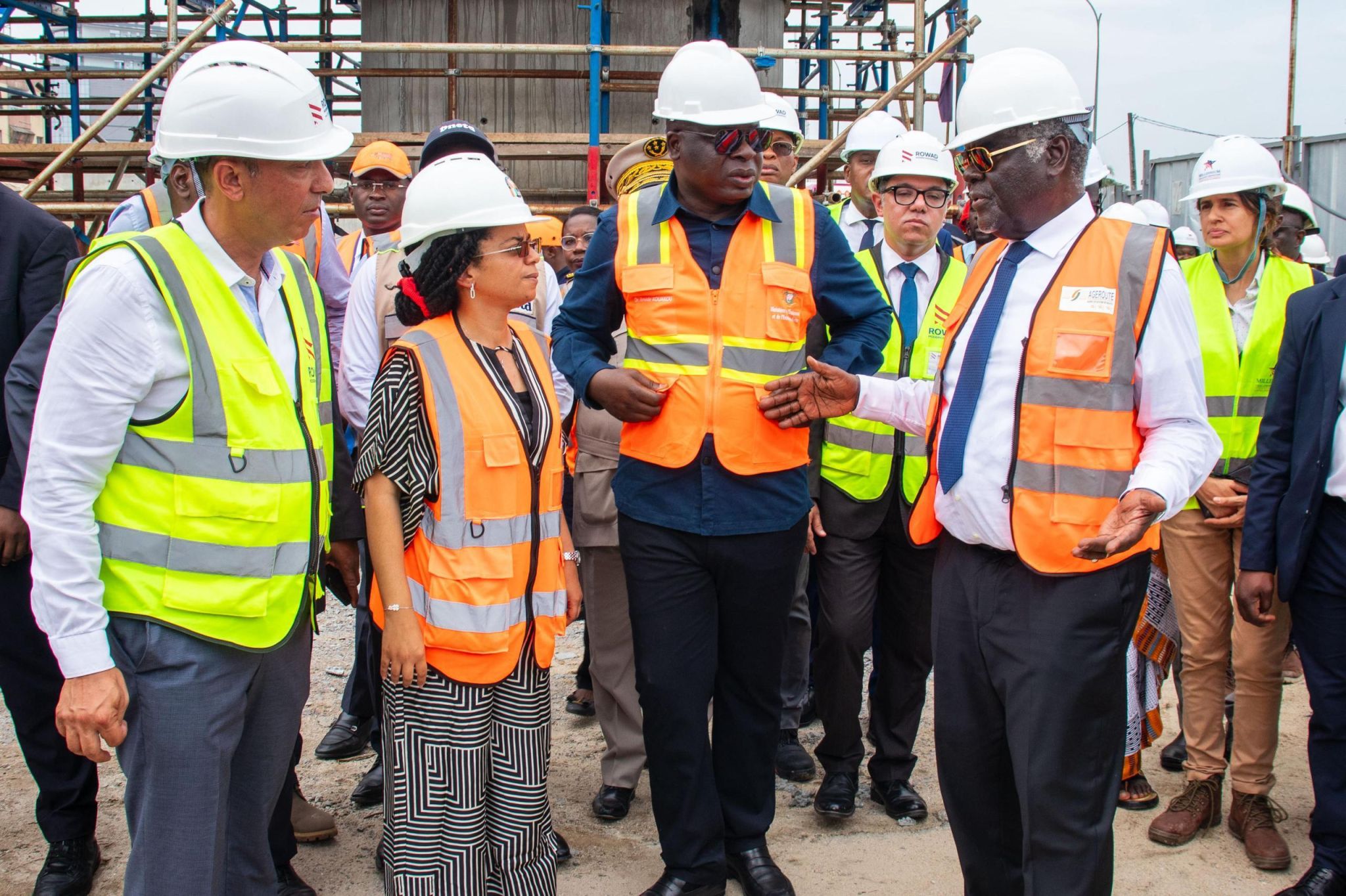 ÉCHANGEUR DE KOUMASSI : LE PREMIER MINISTRE ROBERT MAMBÉ VISITE LE CHANTIER